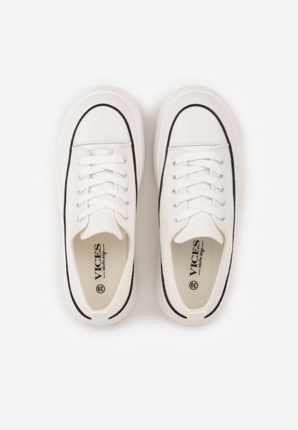Born2be - Białe Trampki VICES na Grubej Podeszwie Zdobione Lamówką Riosara. Okazja: na co dzień. Kolor: biały. Materiał: jeans. Wzór: aplikacja. Styl: elegancki, casual, klasyczny, sportowy