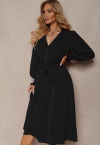 Renee - Czarna Sukienka z Bufiastym Rękawem i Wiązanym Paskiem Corrine. Okazja: na co dzień. Kolor: czarny. Materiał: jeans, tkanina. Sezon: jesień, wiosna. Typ sukienki: proste, rozkloszowane. Styl: elegancki, casual