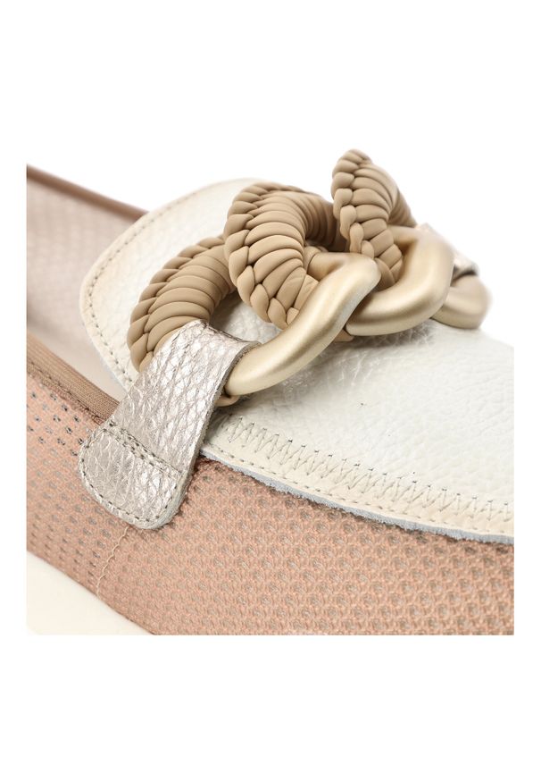 Półbuty damskie Hispanitas, ze skóry naturalnej z wsuwanym krojem i ozdobą na podbiciu posiada przeszycia na cholewce, beżowe, HV264834 Formentera-V2. Okazja: na co dzień. Kolor: beżowy. Materiał: skóra. Szerokość cholewki: normalna. Wzór: aplikacja. Sezon: wiosna, lato. Styl: casual, klasyczny, elegancki