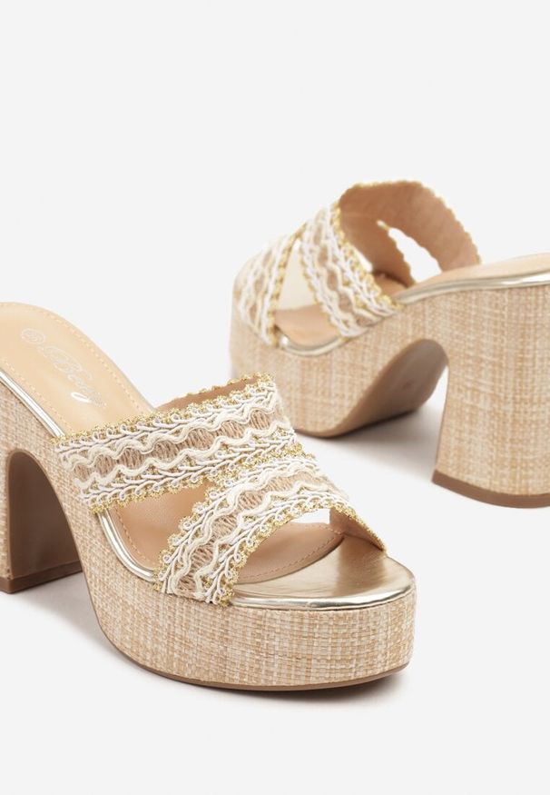 Born2be - Złote Klapki na Platformie i Obcasie z Geometrycznym Wzorem Odivona. Okazja: na co dzień. Kolor: złoty. Materiał: jeans. Wzór: geometria. Obcas: na obcasie. Styl: casual. Wysokość obcasa: średni