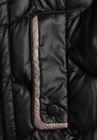 Born2be - Czarna Kamizelka Pikowana z Odpinanym Kapturem Vilzeki. Okazja: na co dzień. Kolor: czarny. Materiał: jeans. Styl: casual, elegancki, klasyczny #8