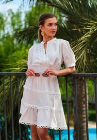 Renee - Biała Sukienka Mini z Gumkami w Talii z Krótkim Rękawem i Koronką Jelina. Kolor: biały. Materiał: koronka. Długość rękawa: krótki rękaw. Wzór: koronka. Długość: mini #3