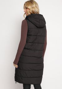 Born2be - Czarna Długa Kamizelka Bezrękawnik z Klasycznym Pikowaniem i Kapturem Shin. Typ kołnierza: golf. Kolor: czarny. Materiał: dzianina, jeans. Długość rękawa: bez rękawów. Długość: długie. Styl: klasyczny #4