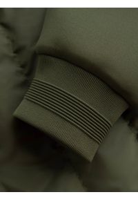 Ombre Clothing - Pikowana męska kurtka bomberka z wysokim kołnierzem – ciemnooliwkowa V3 - Rozmiar: S. Typ kołnierza: kołnierzyk stójkowy. Kolor: oliwkowy. Materiał: guma, syntetyk, poliester, materiał. Wzór: aplikacja. Styl: sportowy #3