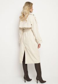 Born2be - Beżowy Dwurzędowy Płaszcz Trencz z Wiązanym Paskiem Rozcięciem i Klapą Terezi. Okazja: na co dzień. Kolor: beżowy. Materiał: jeans. Styl: casual, elegancki, klasyczny #7