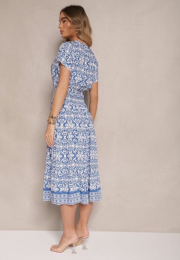 Renee - Niebieska Rozkloszowana Sukienka z Bawełny w Print Paisley Lanarisa. Okazja: na co dzień. Typ kołnierza: dekolt w kształcie V. Kolor: niebieski. Materiał: bawełna. Długość rękawa: krótki rękaw. Wzór: paisley, nadruk. Sezon: lato. Styl: casual, elegancki