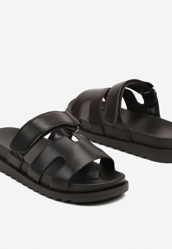 Renee - Czarne Klapki na Platformie z Geometrycznymi Paskami Neorith. Okazja: na co dzień. Kolor: czarny. Materiał: jeans. Wzór: geometria. Obcas: na platformie. Styl: casual