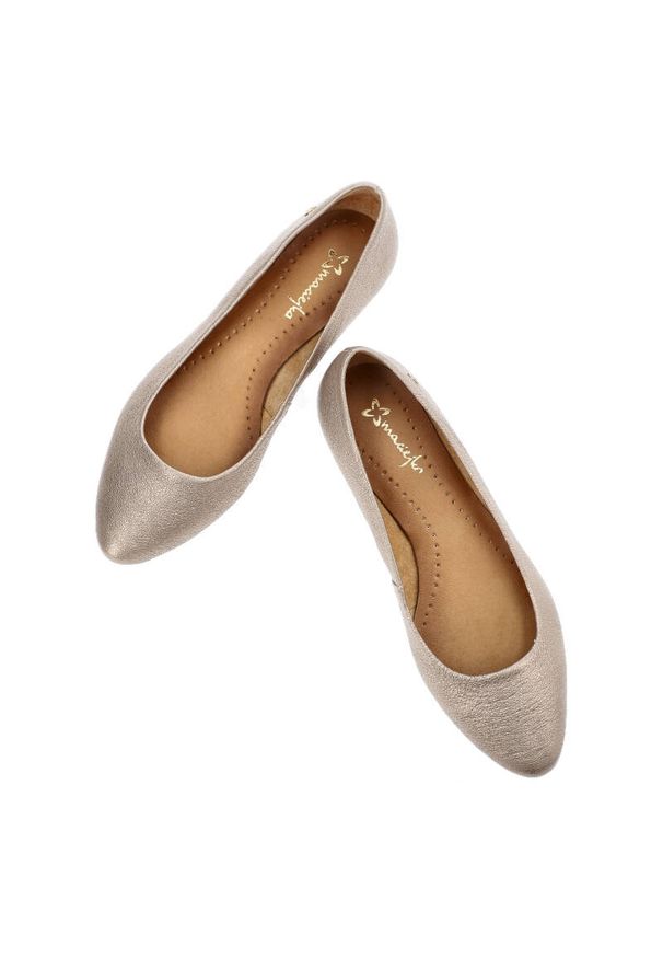 Złote Baleriny Maciejka Modne Obuwie Damskie. Kolor: złoty. Materiał: materiał. Obcas: na obcasie. Wysokość obcasa: niski