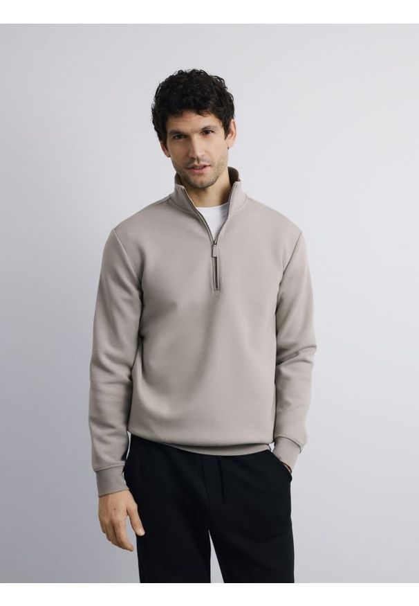 Reserved - Gładka bluza ze stójką - jasnoszary. Typ kołnierza: kołnierzyk stójkowy. Kolor: szary. Materiał: bawełna, dzianina. Wzór: gładki