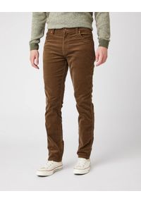 Wrangler - WRANGLER TEXAS SLIM MĘSKIE SPODNIE SZTRUKSOWE TEAK W12SEC455 112141149. Okazja: na randkę, na co dzień. Materiał: sztruks. Styl: casual, elegancki