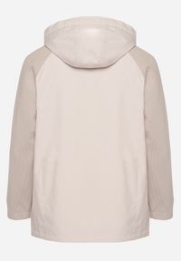 Born2be - Jasnobeżowa Kurtka Wiatrówka z Odpinanym Kapturem i Ściągaczami Arseli. Okazja: na co dzień, na spacer. Kolekcja: plus size. Kolor: beżowy. Materiał: jeans. Styl: elegancki, casual #5