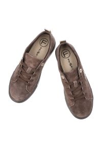 Sneakersy damskie Filippo, cholewka ze skóry naturalnej zamszowej klasyczne sznurowanie na masywnej platformie, brązowe, DP3533/26. Zapięcie: sznurówki. Kolor: brązowy. Materiał: skóra, zamsz. Szerokość cholewki: normalna. Obcas: na platformie #7
