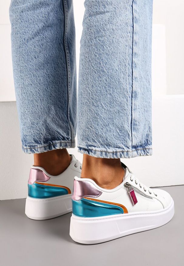 Renee - Biało-Niebieskie Sneakersy z Ozdobnym Suwakiem i Platformą Iolanna. Okazja: na co dzień. Nosek buta: okrągły. Zapięcie: sznurówki. Kolor: biały. Materiał: jeans, materiał. Obcas: na platformie. Wysokość obcasa: niski