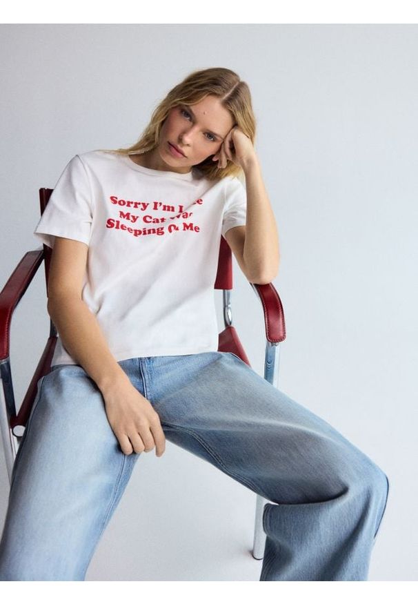 Reserved - Bawełniany t-shirt z nadrukiem - złamana biel. Materiał: bawełna. Wzór: nadruk