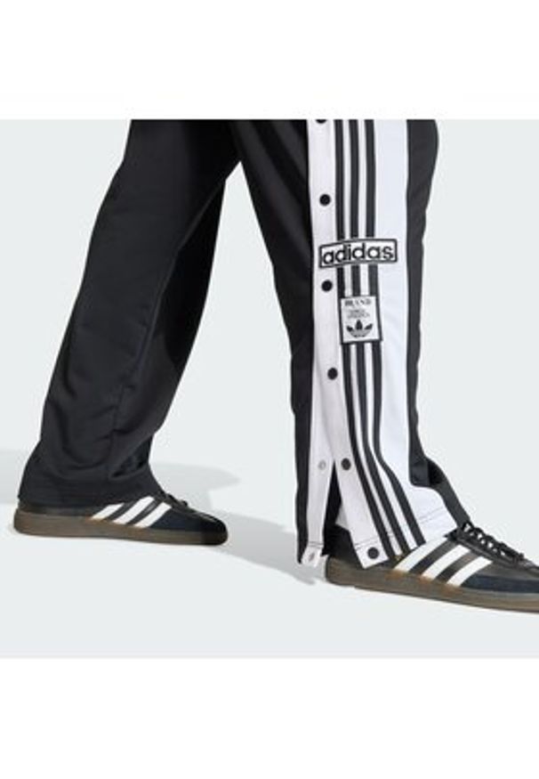 Adidas - adidas Spodnie dresowe Adibreak Classic KD4094 Czarny Regular Fit. Kolor: czarny. Materiał: syntetyk