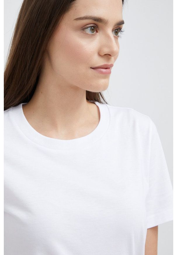 Emporio Armani t-shirt bawełniany kolor biały. Okazja: na co dzień. Kolor: biały. Materiał: bawełna. Długość rękawa: krótki rękaw. Długość: krótkie. Styl: casual