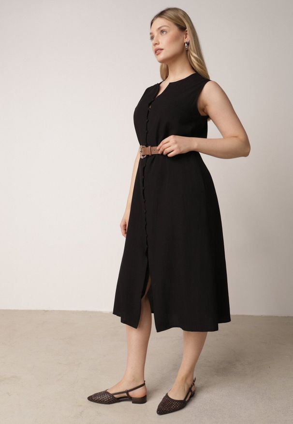 Born2be - Czarna Taliowana Sukienka z Bawełną i Wiskozą Ozdobiona Paskiem Luven. Okazja: na co dzień. Kolor: czarny. Materiał: wiskoza, bawełna. Wzór: aplikacja. Typ sukienki: proste. Styl: casual, elegancki