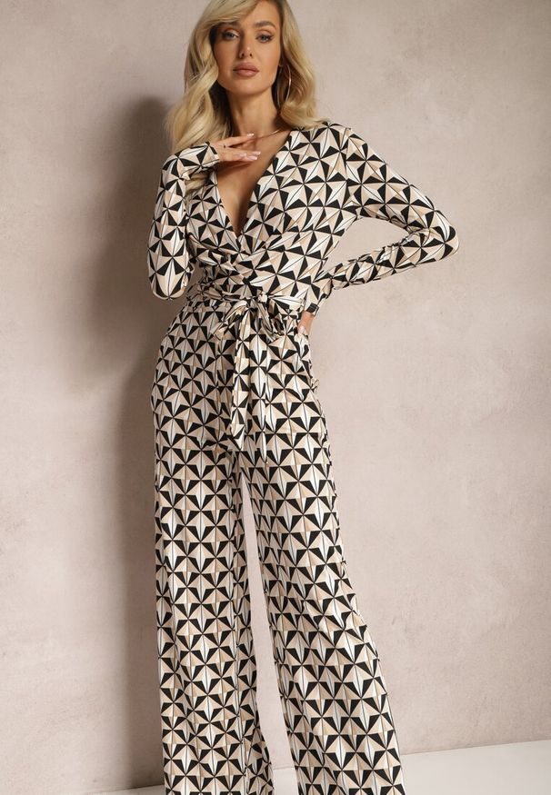 Renee - Beżowo-Czarny Kombinezon o Taliowanym Fasonie z Materiałowym Paskiem i Geometrycznym Printem Fenoria. Kolor: beżowy. Materiał: materiał. Wzór: nadruk, geometria