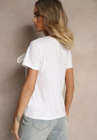 Renee - Biały T-shirt z Bawełny Ozdobiony Cyrkoniami Piórami i Kwiatem 3D Desoniel. Okazja: na randkę, na co dzień. Kolor: biały. Materiał: bawełna. Wzór: aplikacja, kwiaty. Styl: casual, elegancki