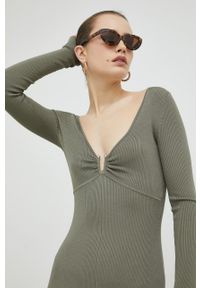 Guess sukienka kolor zielony mini rozkloszowana. Kolor: zielony. Materiał: materiał, dzianina. Długość rękawa: długi rękaw. Długość: mini