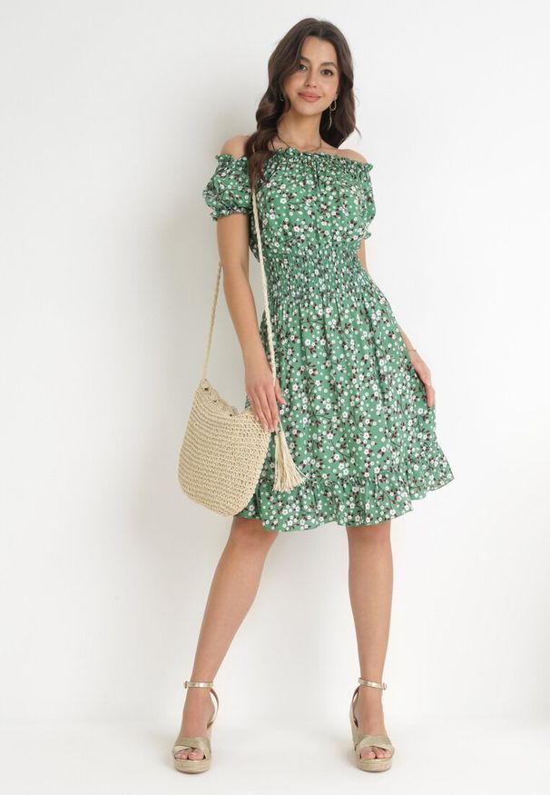 Born2be - Zielona Bawełniana Sukienka Hiszpanka w Kwiaty z Marszczoną Gumką w Talii Rosaliya. Typ kołnierza: dekolt hiszpanka. Kolor: zielony. Materiał: bawełna. Wzór: kwiaty