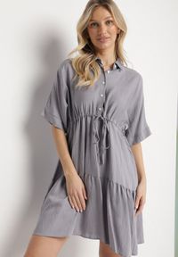 Born2be - Szara Sukienka Koszulowa z Wiskozy z Kołnierzykiem i Wiązaniem Nanieria. Okazja: na co dzień. Kolor: szary. Materiał: wiskoza. Długość rękawa: krótki rękaw. Typ sukienki: koszulowe. Styl: casual, boho #4