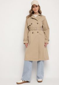 Born2be - Ciemnobeżowy Płaszcz Dwurzędowy Trencz Ozdobiony Paskiem i Pagonami Malwissa. Okazja: na co dzień. Kolor: beżowy. Materiał: jeans. Wzór: aplikacja. Sezon: wiosna, jesień. Styl: casual, elegancki #1