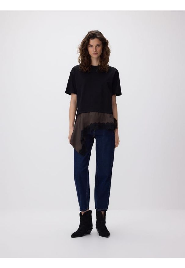 Reserved - Asymetryczny t-shirt - ciemnobrązowy. Kolor: brązowy. Materiał: dzianina, bawełna