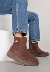 Born2be - Brązowe Botki Typu Sztyblety Vices z Metaliczną Ozdobą Alirrive. Okazja: na co dzień. Kolor: brązowy. Materiał: jeans. Wzór: aplikacja. Styl: klasyczny, casual, elegancki