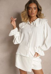 Renee - Biała Koszula Ozdobiona Falbankami i Kołnierzykiem Evirana. Okazja: na co dzień. Typ kołnierza: kołnierz z falbankami. Kolor: biały. Materiał: jeans. Długość rękawa: długi rękaw. Długość: długie. Wzór: aplikacja. Styl: elegancki, casual