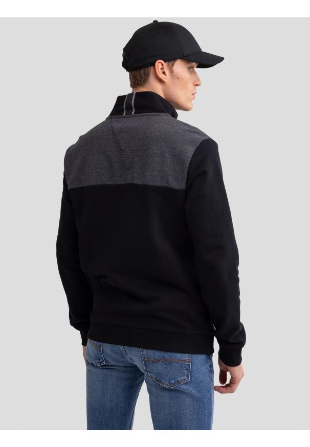 Big-Star - Bluza męska ze stójką czarna Joe 906. Okazja: do pracy, na uczelnię. Typ kołnierza: kołnierzyk stójkowy. Kolor: czarny. Materiał: jeans, tkanina, bawełna. Wzór: melanż, nadruk. Sezon: zima. Styl: klasyczny