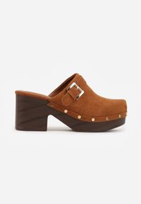 Renee - Brązowe Klapki Chodaki na Słupku z Cholewką z Nitami i Paskiem z Klamerką Jinnor. Kolor: brązowy. Materiał: zamsz. Wzór: ażurowy, haft. Sezon: lato. Obcas: na słupku. Styl: boho, rockowy. Wysokość obcasa: średni #6