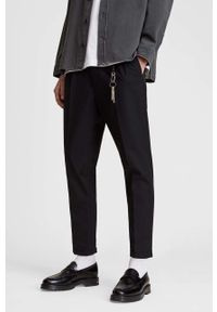 AllSaints Spodnie męskie kolor czarny w fasonie cargo. Kolor: czarny. Materiał: bawełna #1