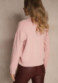 Renee - Różowy Pudełkowy Sweter z Półgolfem o Gładkim Wykończeniu Unala. Kolor: różowy. Materiał: skóra, jeans. Wzór: gładki #5