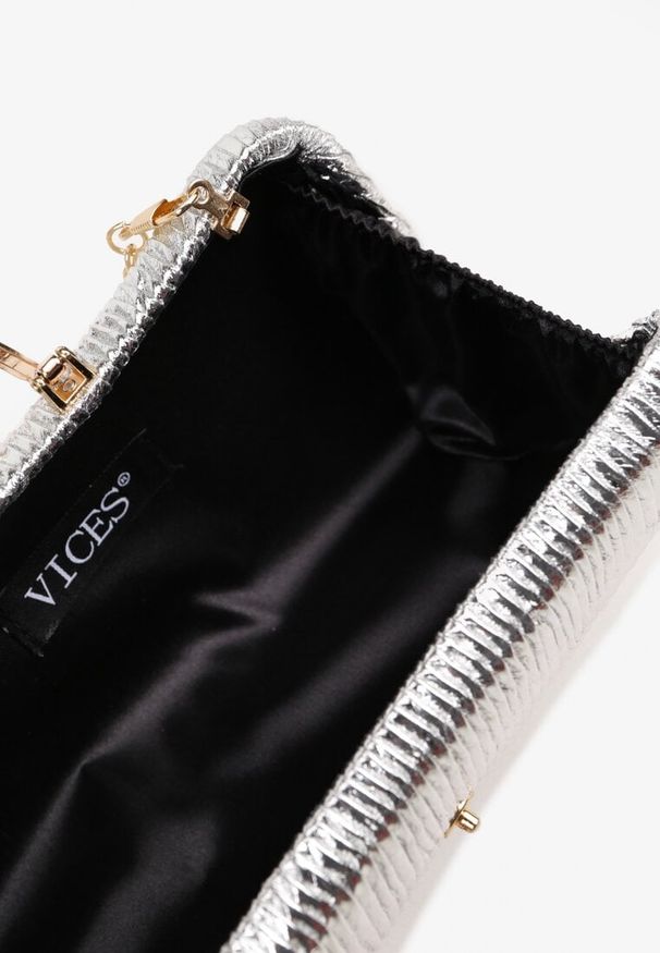 Born2be - Srebrna Torebka Koktajlowa z Łańcuszkiem i Ozdobnym Zapięciem Telffira. Kolor: srebrny. Styl: wizytowy. Rodzaj torebki: na ramię