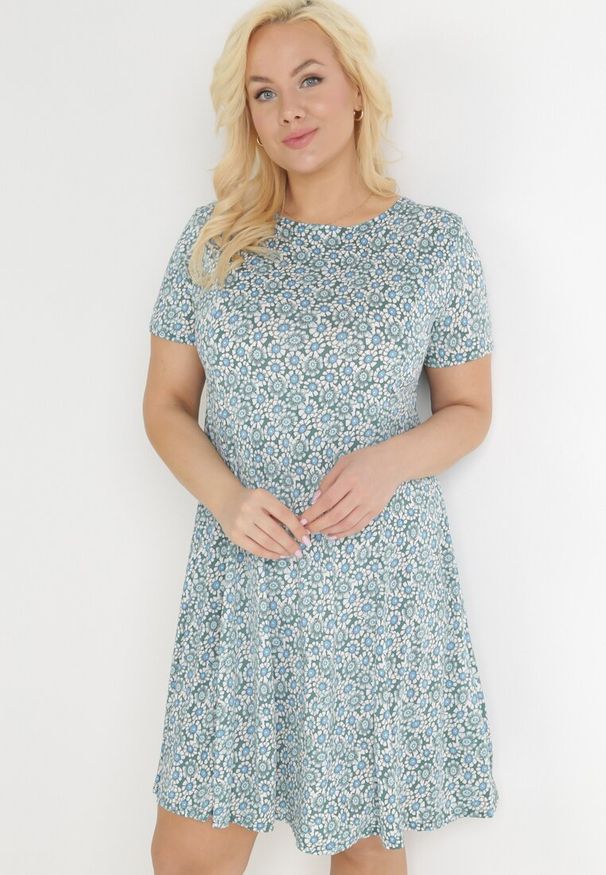 Born2be - Zielono-Niebieska Trapezowa Sukienka Mini w Kwiatowy Wzór Aganis. Kolor: zielony. Materiał: materiał. Długość rękawa: krótki rękaw. Wzór: kwiaty. Typ sukienki: trapezowe. Długość: mini
