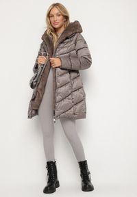 Born2be - Szara Pikowana Kurtka z Wiązanym Paskiem i Kapturem z Futerkiem Fenama. Okazja: na spacer, na co dzień. Kolor: szary. Materiał: futro. Styl: elegancki, casual #4