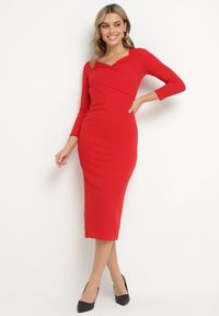 Born2be - Czerwona Sukienka Ozdobiona Asymetrycznym Dekoltem Silfedi. Okazja: na co dzień. Kolor: czerwony. Materiał: jeans. Wzór: aplikacja. Typ sukienki: asymetryczne. Styl: klasyczny, casual, elegancki #1