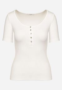 Born2be - Biały Prążkowany T-shirt z Bawełny Ozdobiony Guzikami Tasavia. Okazja: na co dzień. Kolor: biały. Materiał: bawełna, prążkowany. Wzór: aplikacja. Styl: klasyczny, elegancki, casual #7