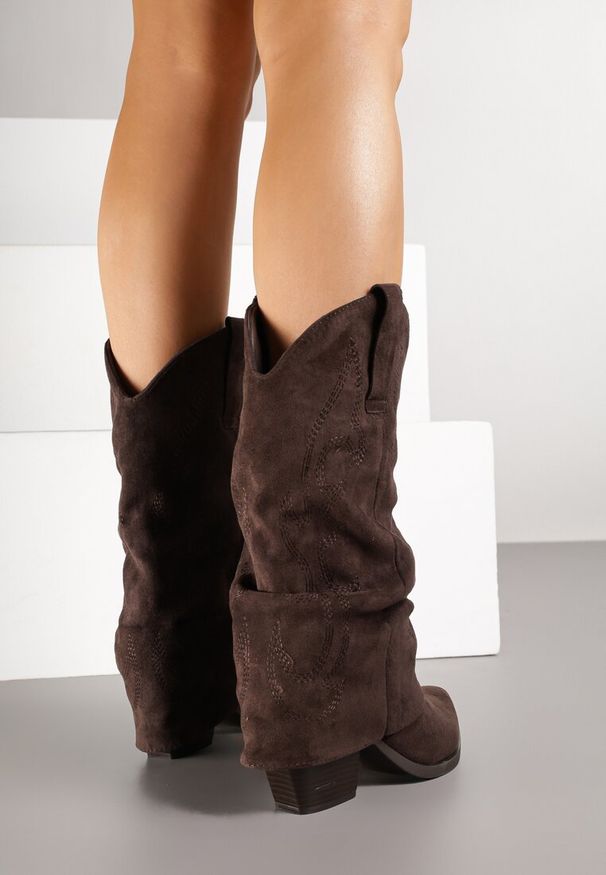 Renee - Ciemnobrązowe Botki Kowbojki z Cholewką Imitującą Nogawkę Zellaxie. Okazja: na co dzień, na imprezę. Kolor: brązowy. Materiał: jeans, skóra. Szerokość cholewki: normalna. Wzór: aplikacja. Styl: casual, boho