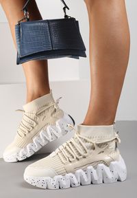 Renee - Beżowe Sneakersy Chrysialla. Wysokość cholewki: za kostkę. Nosek buta: okrągły. Zapięcie: sznurówki. Kolor: beżowy. Materiał: materiał. Szerokość cholewki: normalna. Wzór: nadruk, aplikacja #4