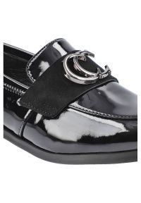 Półbuty damskie Karino, ze skóry naturalnej lakierowanej z gładką cholewką oraz ozdobnym metalowym detalem, czarne, 3849-090-P. Okazja: na co dzień, do pracy, na spotkanie biznesowe. Zapięcie: klamry, bez zapięcia. Kolor: czarny. Szerokość cholewki: normalna. Wzór: gładki. Materiał: skóra, lakier. Sezon: wiosna, lato, jesień. Obcas: na obcasie. Styl: klasyczny, casual, biznesowy, elegancki. Wysokość obcasa: niski #3