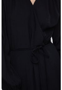 TOMMY HILFIGER - Tommy Hilfiger sukienka kolor czarny mini rozkloszowana. Kolor: czarny. Materiał: tkanina. Długość rękawa: długi rękaw. Typ sukienki: rozkloszowane. Długość: mini