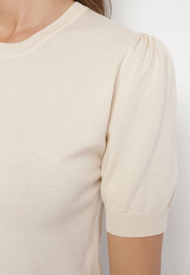 Born2be - Beżowa Bluzka Sweterkowa z Lekko Bufiastymi Rękawami z Wiskozą Adeva. Okazja: na co dzień. Kolor: beżowy. Materiał: wiskoza. Styl: elegancki, casual