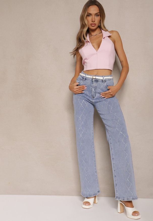 Renee - Niebieskie Jeansy Szerokie Ozdobione Cyrkoniami z Bawełną Nelkio. Okazja: na co dzień. Stan: podwyższony. Kolor: niebieski. Wzór: aplikacja. Styl: casual, elegancki