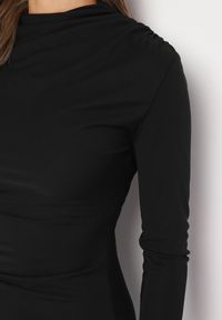 Born2be - Czarna Dopasowana Sukienka Koktajlowa z Modnym Drapowaniem i Rozcięciem Faeridae. Kolor: czarny. Styl: wizytowy #2