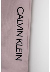 Calvin Klein Jeans spodnie dresowe bawełniane dziecięce kolor różowy z nadrukiem. Kolor: różowy. Materiał: bawełna, dresówka. Wzór: nadruk #4