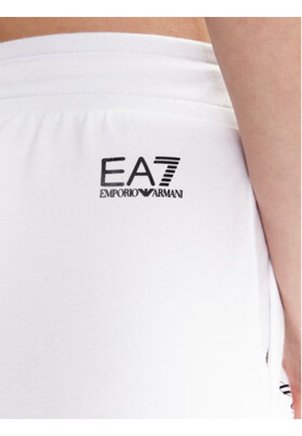 EA7 Emporio Armani Spodnie dresowe 3RTP65 TJCQZ 0102 Biały Regular Fit. Kolor: biały. Materiał: bawełna, dresówka
