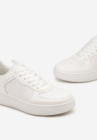 Born2be - Białe Buty Sportowe o Klasycznym Fasonie z Perforacją Tetria. Kolor: biały. Wzór: aplikacja. Obcas: na płaskiej podeszwie #2
