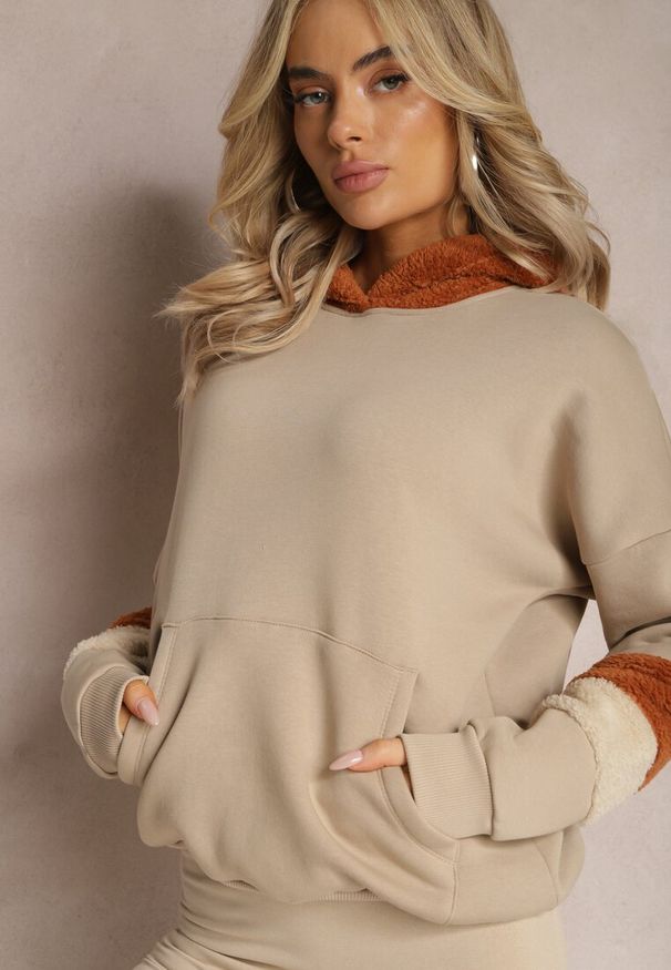 Renee - Beżowa Bawełniana Bluza z Kapturem i Wstawkami z Polaru Qilin. Typ kołnierza: kaptur. Kolor: beżowy. Materiał: bawełna, polar. Wzór: aplikacja